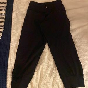 Lululemon align cropped joggers size 6 no interior tag-like new condition- black